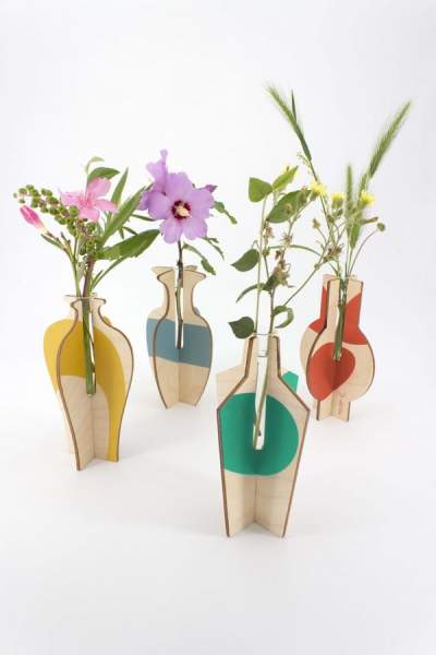 Kleine Blumenvasen aus Holz und Glas